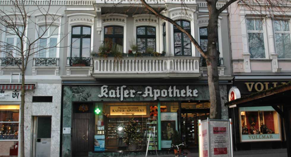 Eingang links neben der Kaiserapotheke